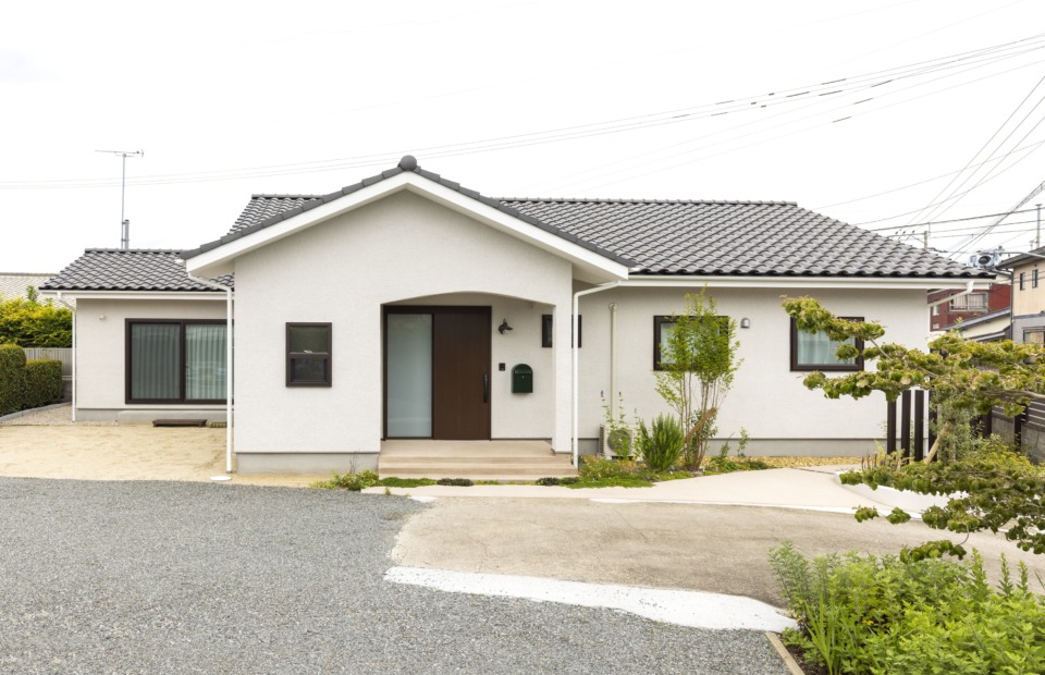 陽だまりに囲まれる平屋の家