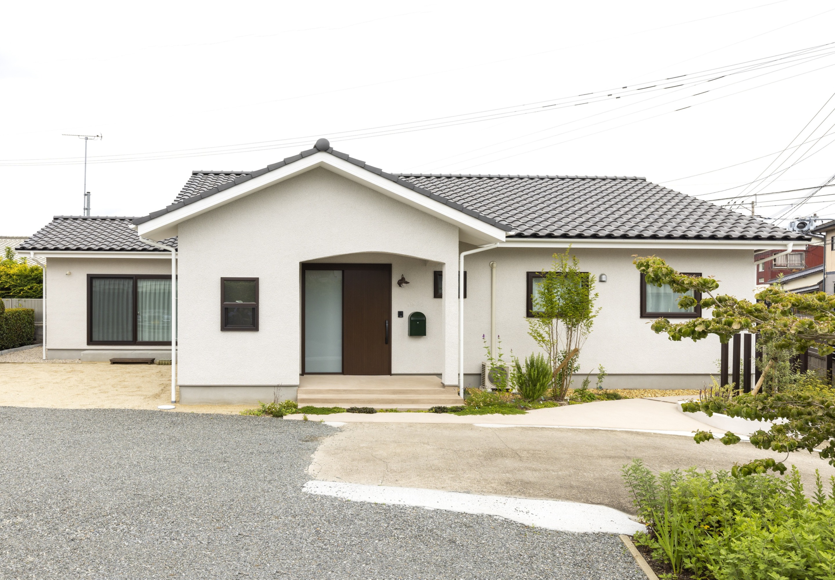 陽だまりに囲まれる平屋の家